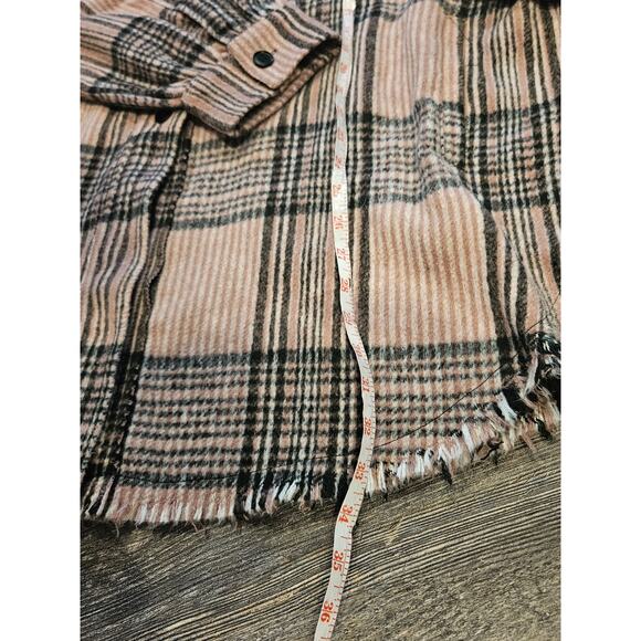 White birch flannel fuzzy button down shacket pink black plaid 1x plus - Picture 4 of 7